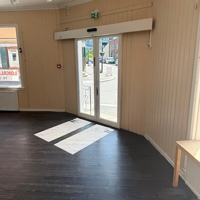 Næringslokale utgangsdør